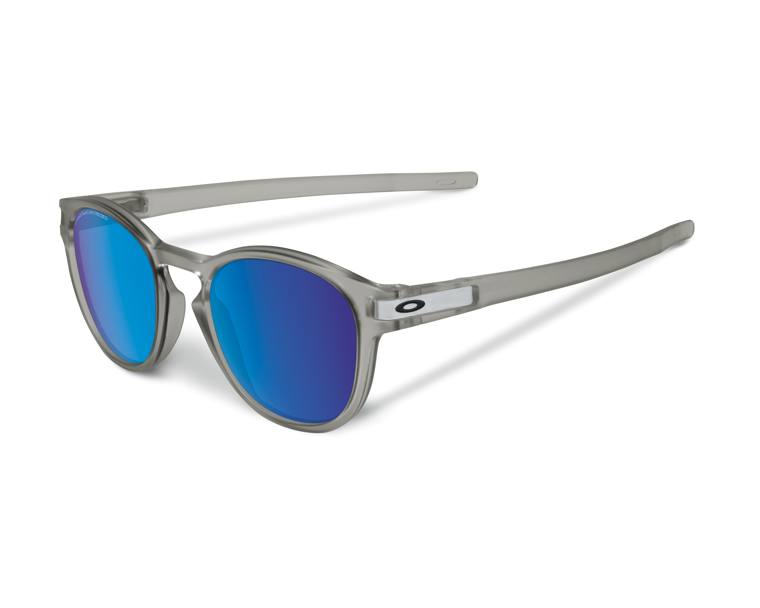 OAKLEY occhiali con montatura in materiale performante e lenti specchiate. € 189